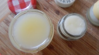 手作り化粧品レシピ！蜜蝋・シアバターで潤いたっぷり保湿クリーム